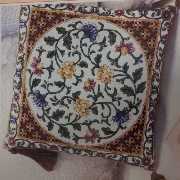 Just CrossStitch Magazine February 1999 - Picture 5 of 13